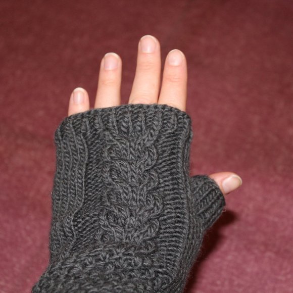 Nepalese Merino Wool Cable Knit Handwarmers Smoke - Picture 4 of 5